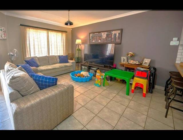 2 BEDROOM TOWNHOUSE FOR SALE IN LANGENHOVENPARK